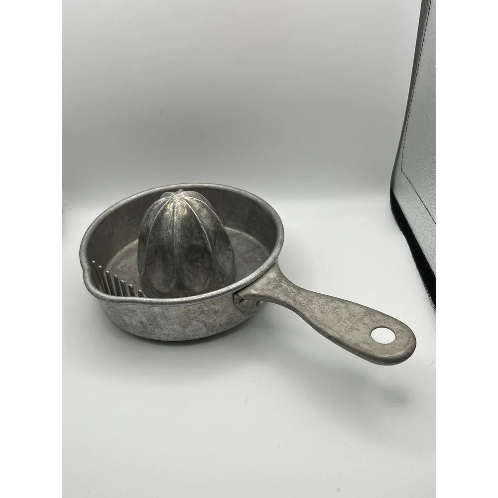 Vintage Kwicky Juicer Quam-Nichols Co Chicago Aluminum Manual Citrus Reamer USA